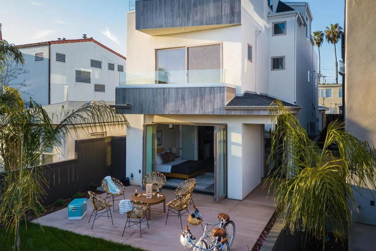 Skyline - Modern Retreat W Spacious Patio & Rooftop Views Сasa de vacaciones