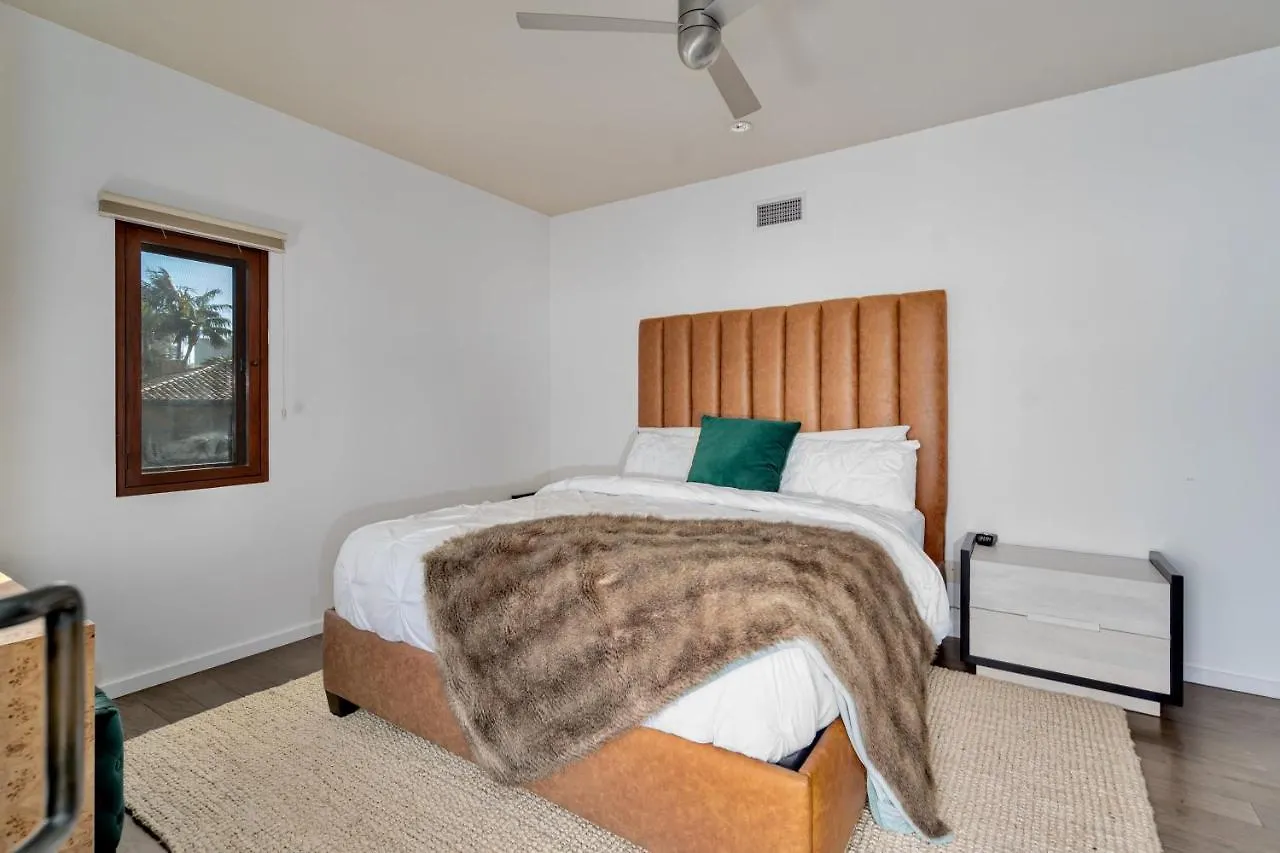 Hébergement de vacances Luxury Beachfront With Hot Tub & Ocean Views *