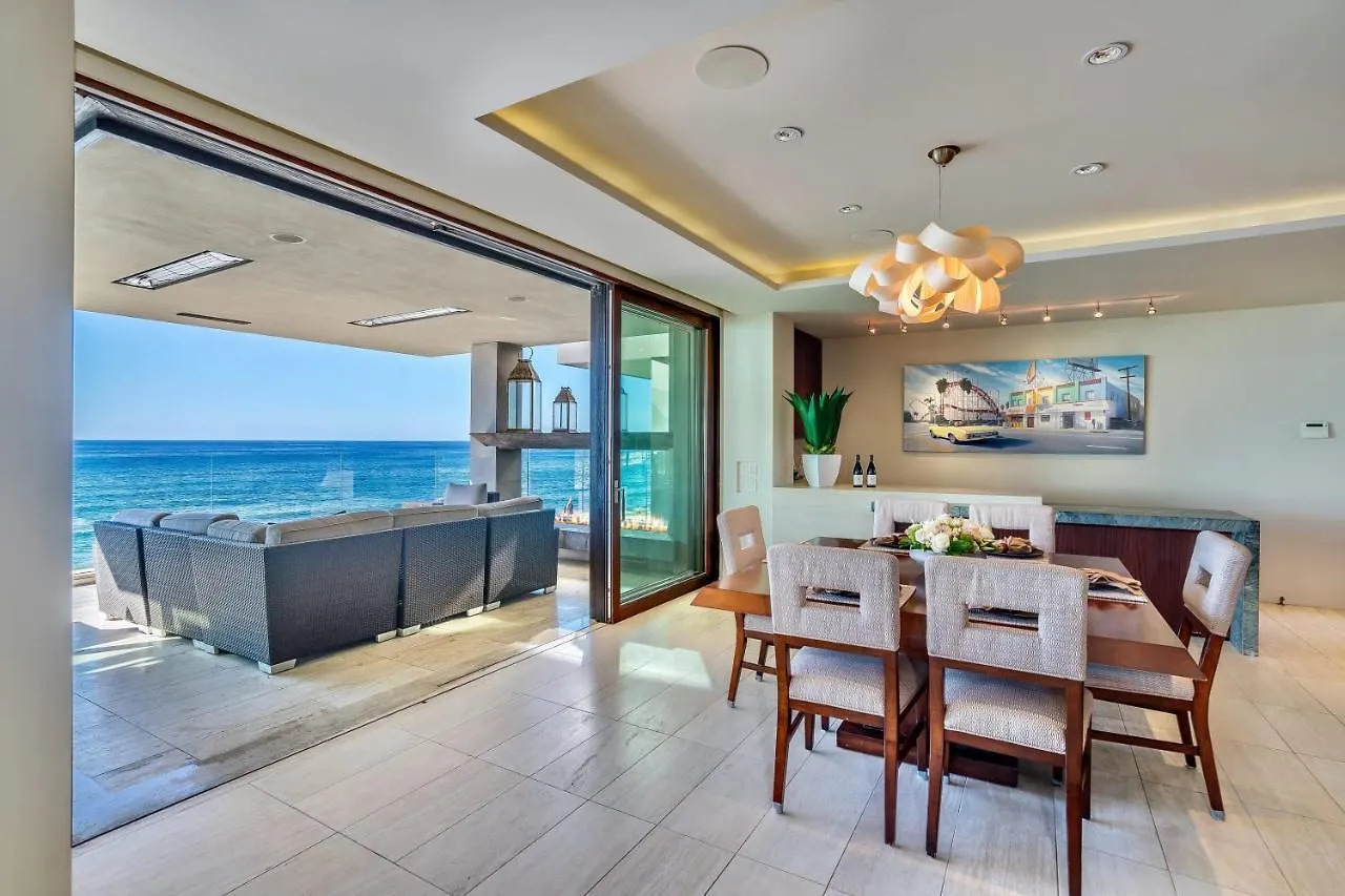 Hébergement de vacances Luxury Beachfront With Hot Tub & Ocean Views *