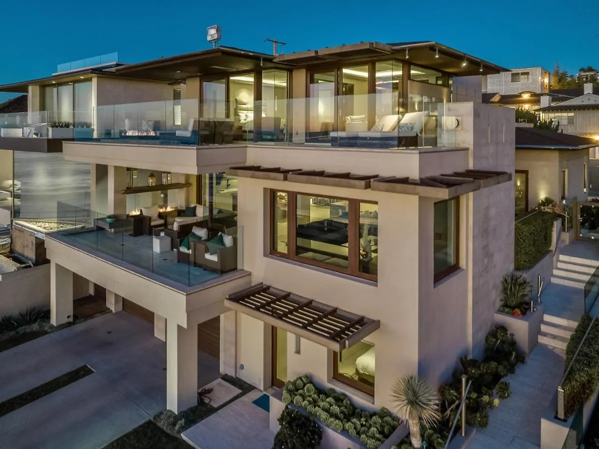 Hébergement de vacances Luxury Beachfront With Hot Tub & Ocean Views *