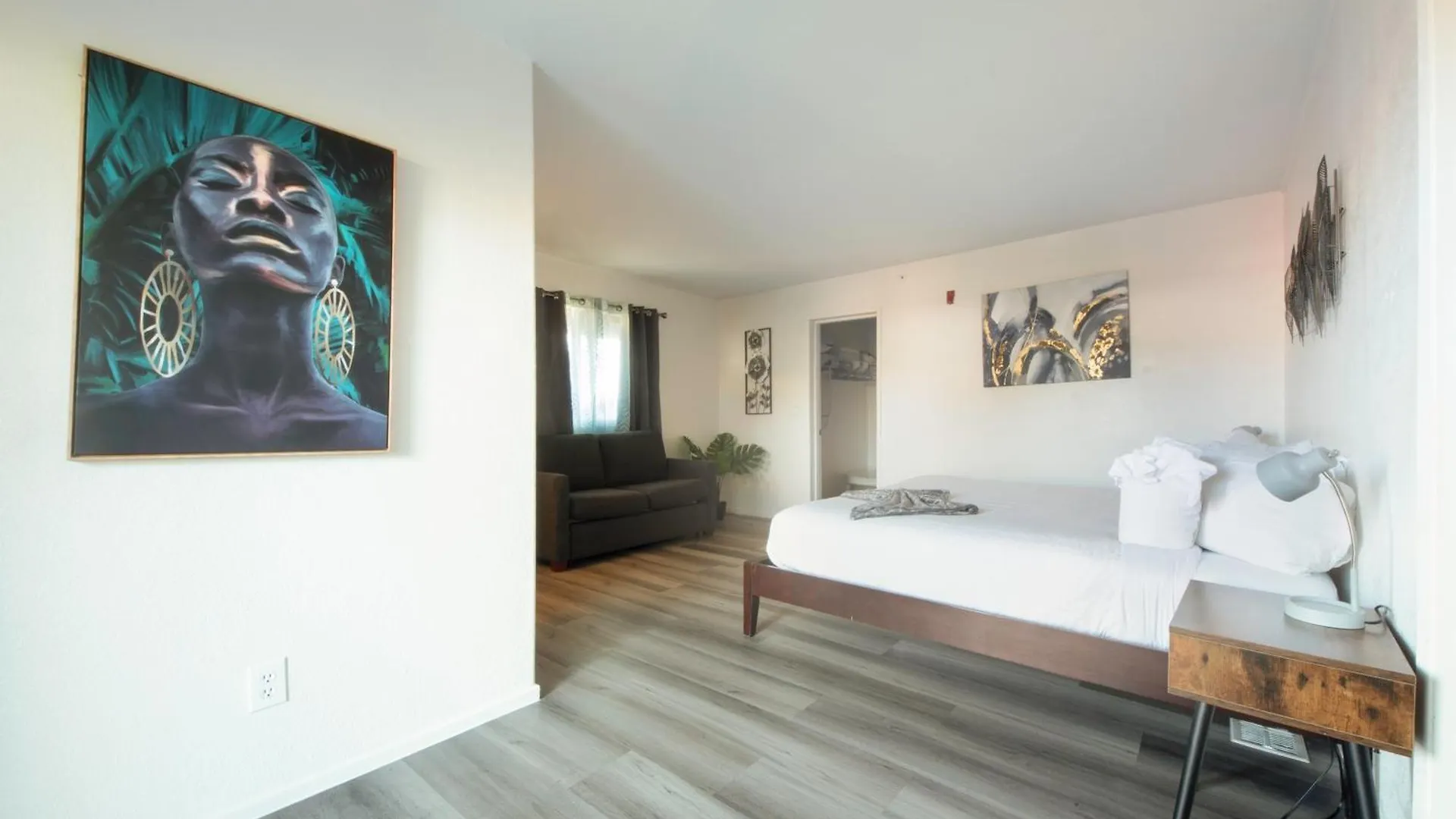 201 Urban Retreat Just Steps From Little Italy *