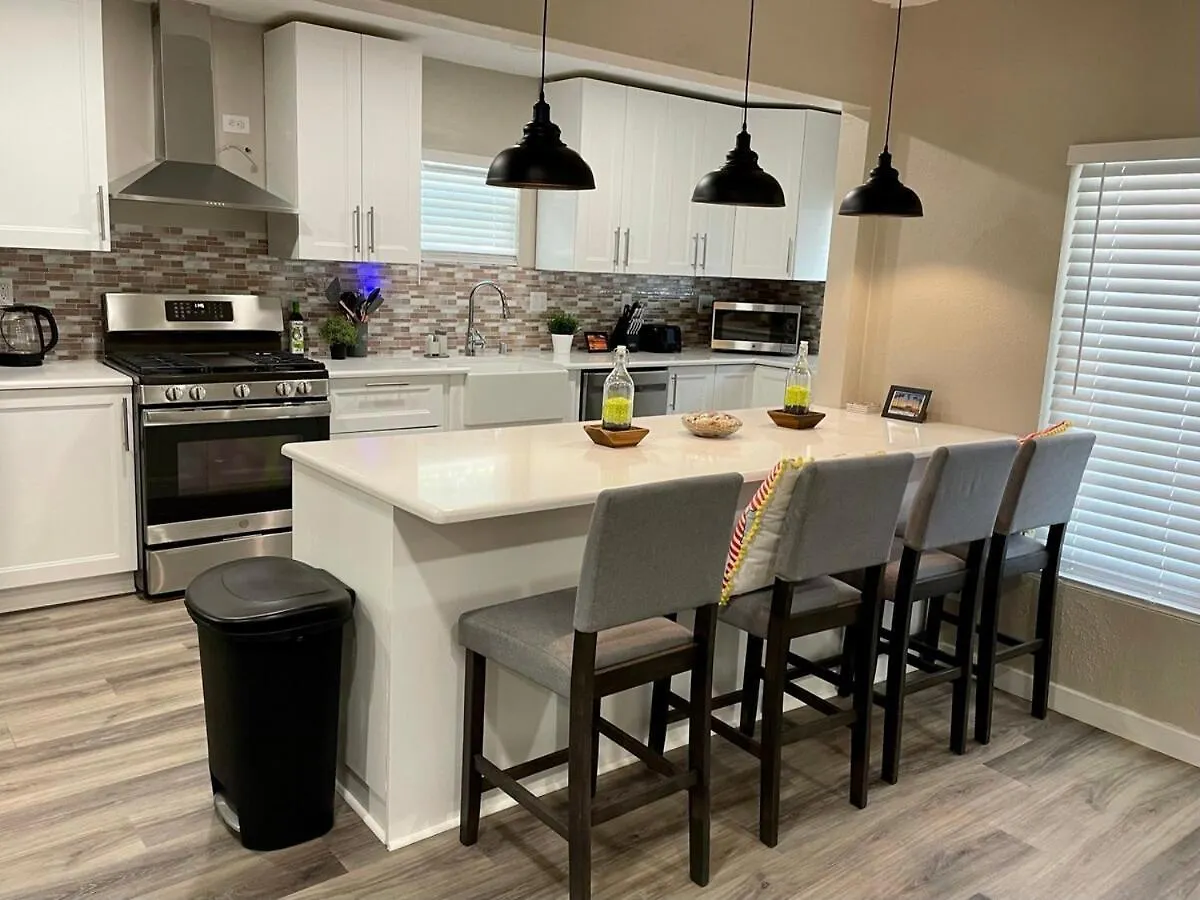 North Park Centrally Located 8br 5ba House *