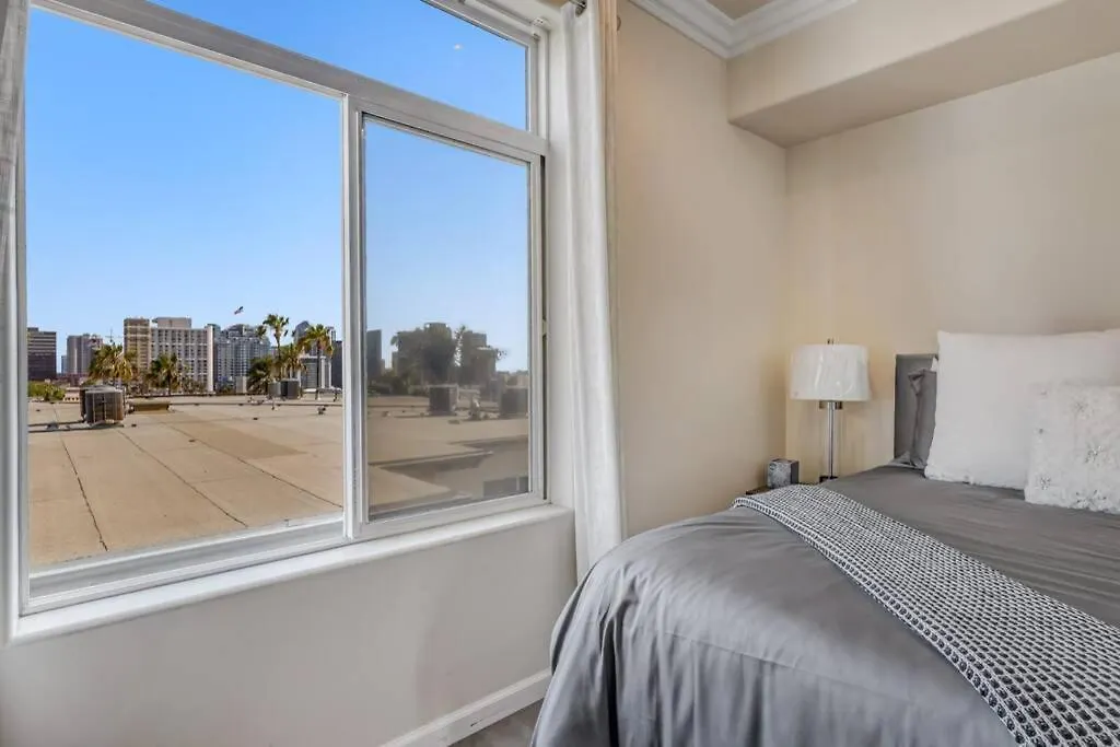 Spectacular View- Luxurious 4bd 4ba *