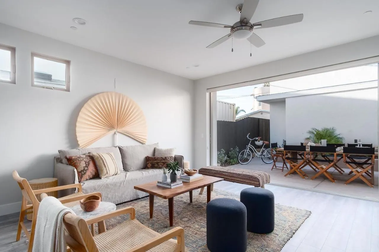 Skyline - Modern Retreat W Spacious Patio & Rooftop Views *