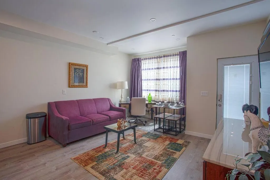 Spacious 1 Bedroom In Heart Of Apartment *