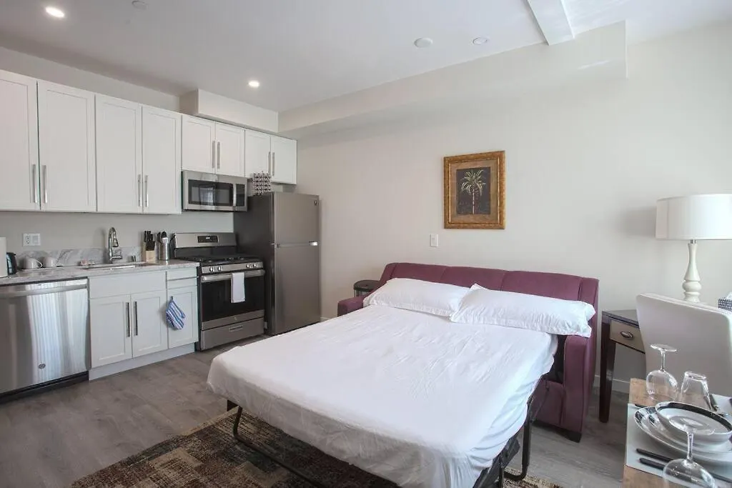 Spacious 1 Bedroom In Heart Of Apartment *
