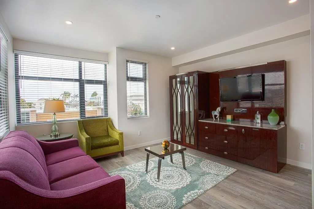Апартаменты One Bedroom With Downtown View
