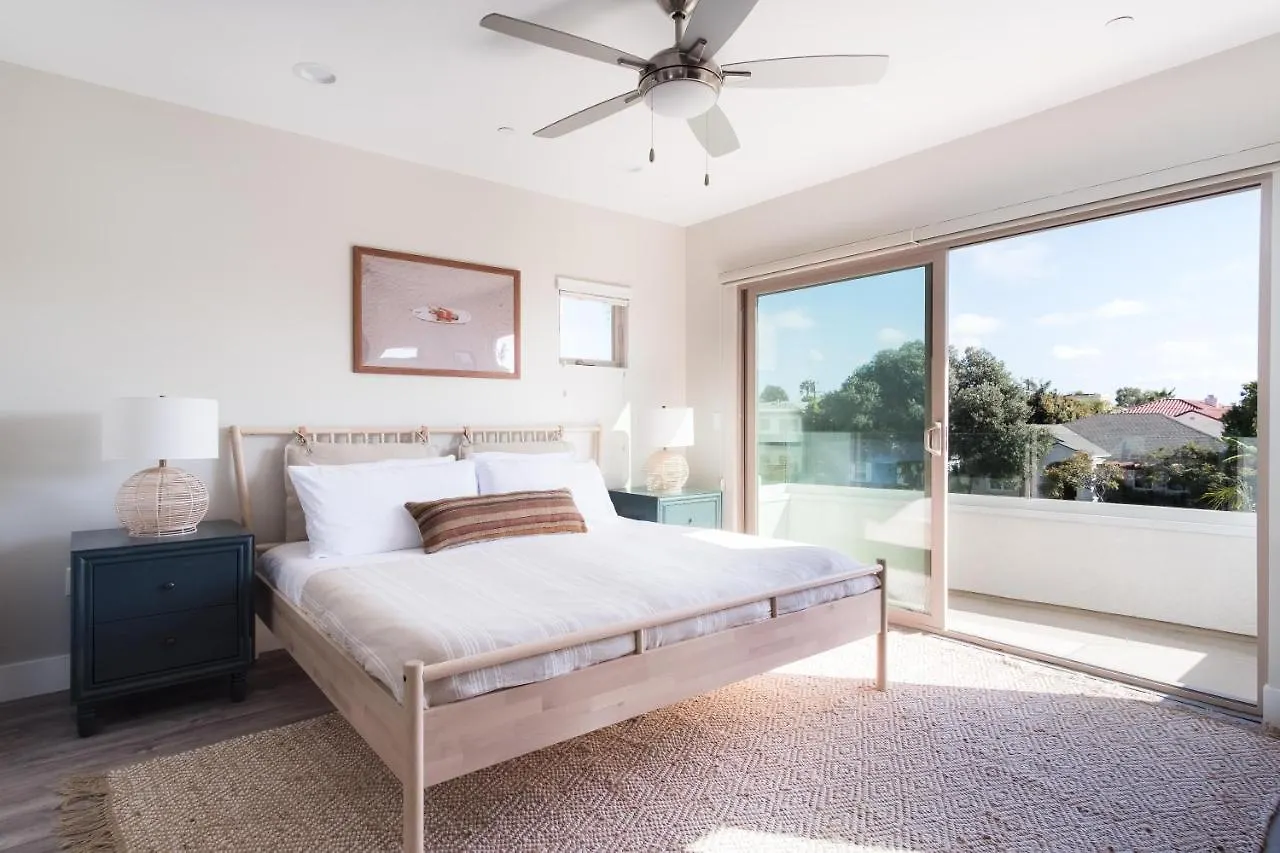 Skyline - Modern Retreat W Spacious Patio & Rooftop Views *