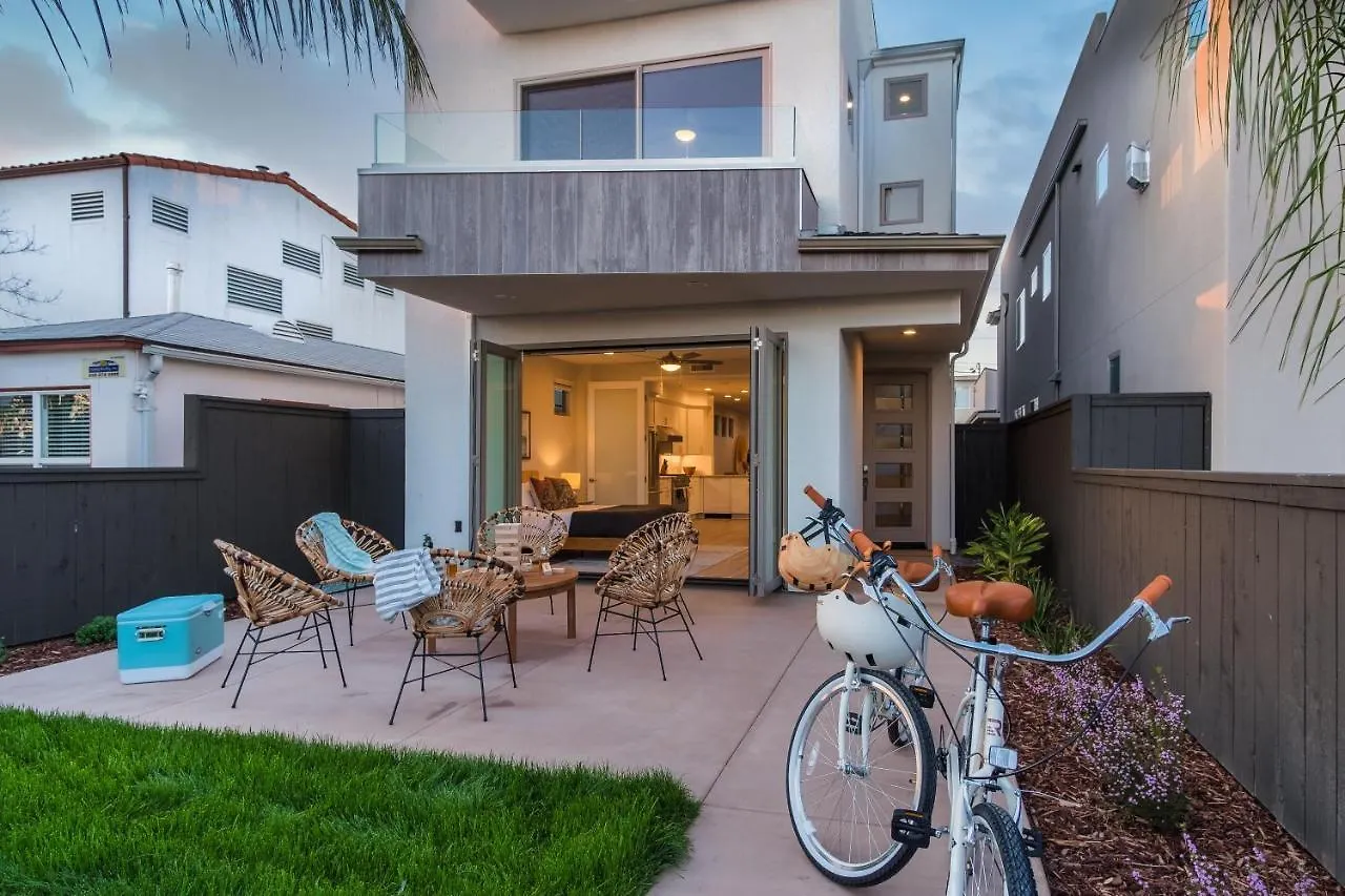 Skyline - Modern Retreat W Spacious Patio & Rooftop Views
