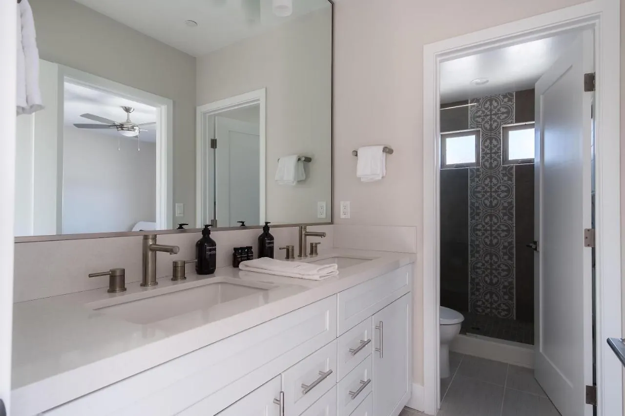 Skyline - Modern Retreat W Spacious Patio & Rooftop Views