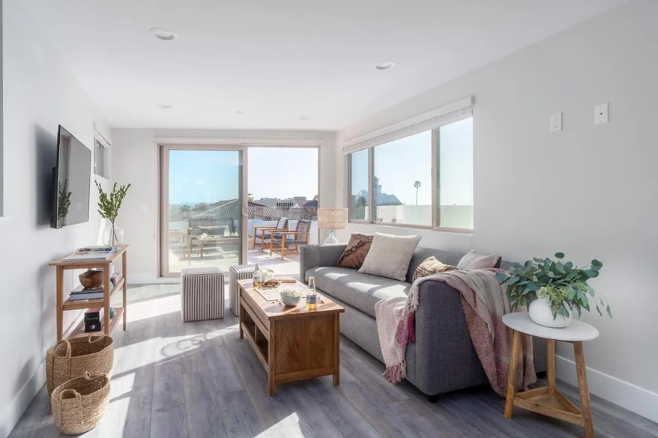 펜션 Skyline - Modern Retreat W Spacious Patio & Rooftop Views