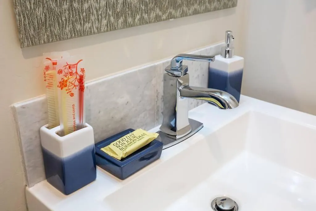 Spacious 1 Bedroom In Heart Of Apartment