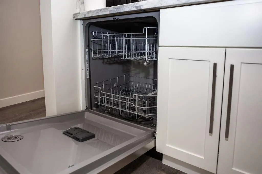 Spacious 1 Bedroom In Heart Of