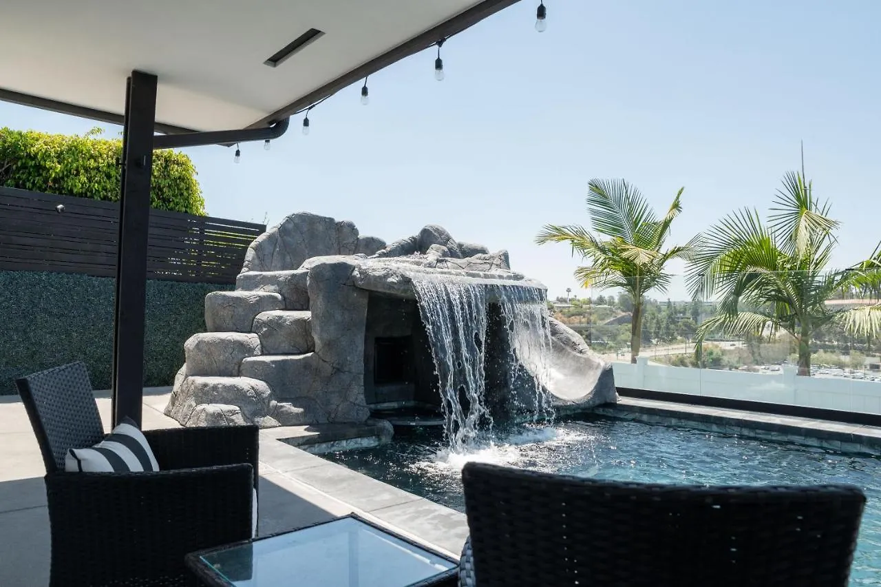 New Modern Luxury Estate - Pool, Slide, Grotto بيت للعطل