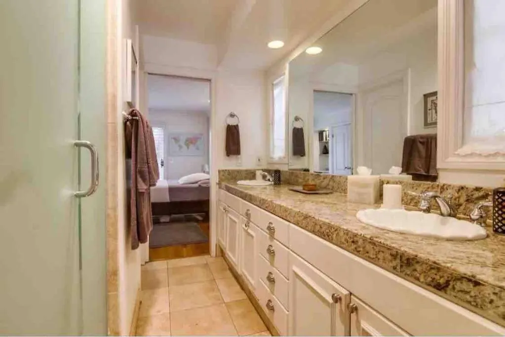 Spacious 4 Bedroom 3.5 Bath In Coronado Apartment *