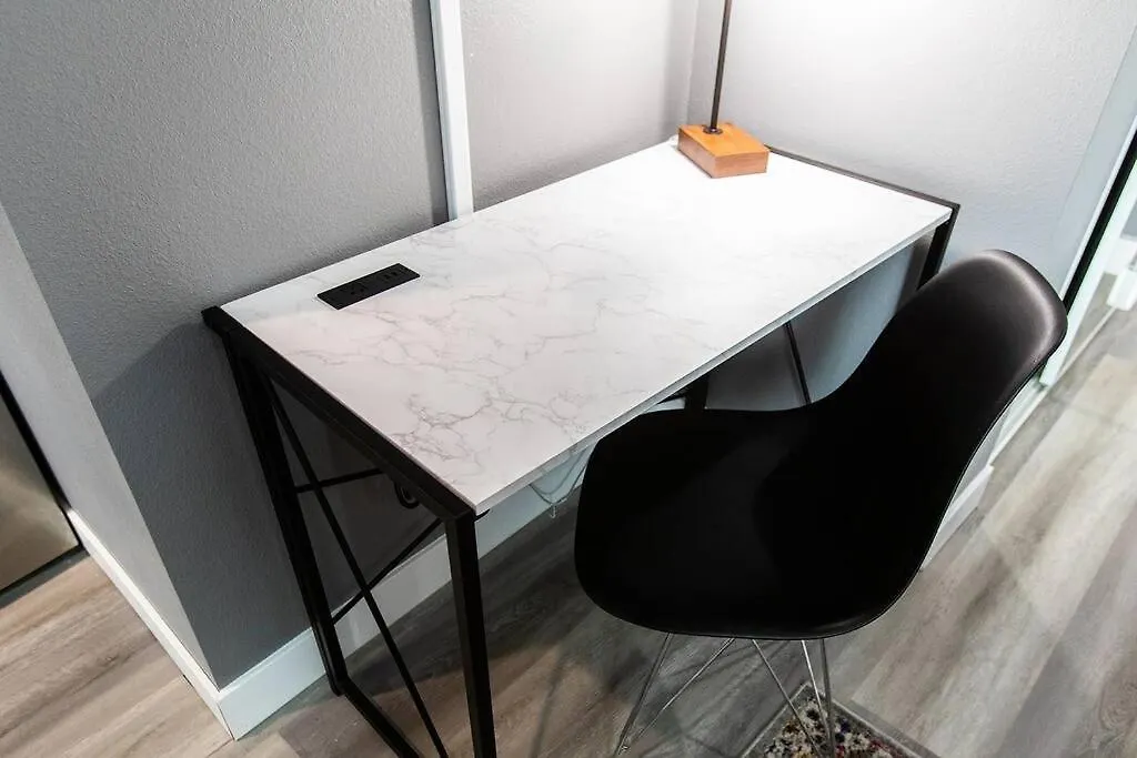 Professionals-restaurants-fastwifi-a C-desk- Pets San Diego