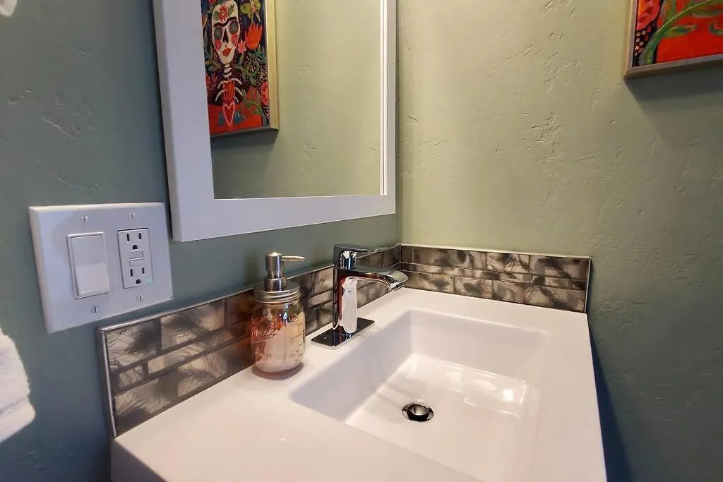 Charming And Cozy Studio Gaslamp! Perfectly Located In Downtown!