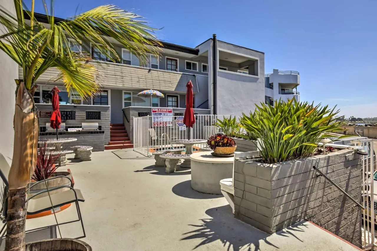 Apartment Hub With Bay Views - 1 Block To Beach!