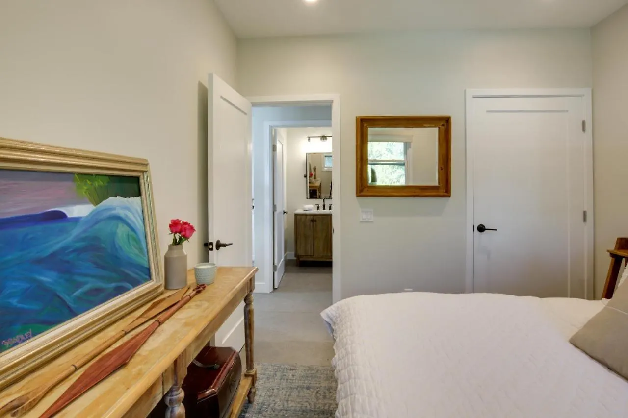 펜션 Serene Retreat With Deck - Walk To Bay!