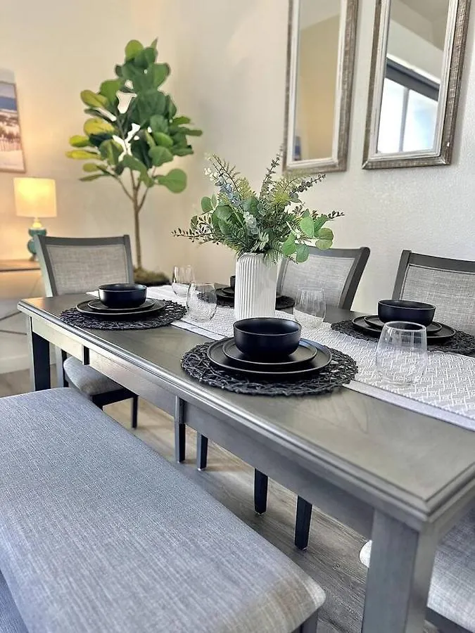 Apartment Luxurious Walking Distance To Bay!