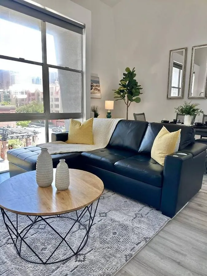 Luxurious Walking Distance To Bay! Apartment