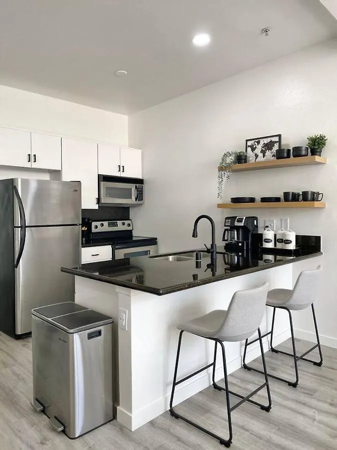 Apartment Luxurious Walking Distance To Bay!