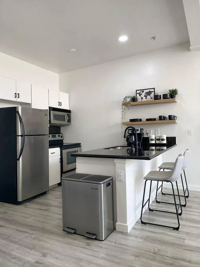 Apartment Luxurious Walking Distance To Bay! *