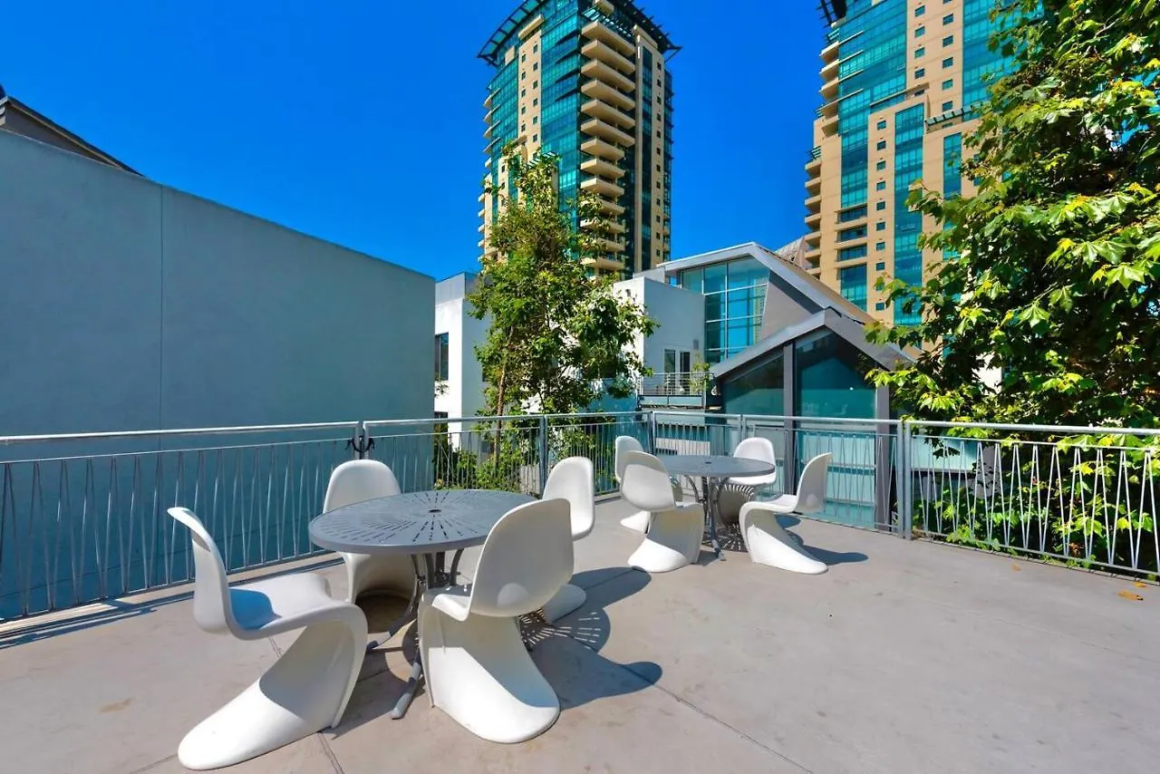 Apartment Luxurious Walking Distance To Bay! *