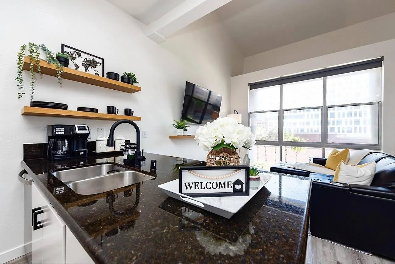 Luxurious Walking Distance To Bay! Apartment *