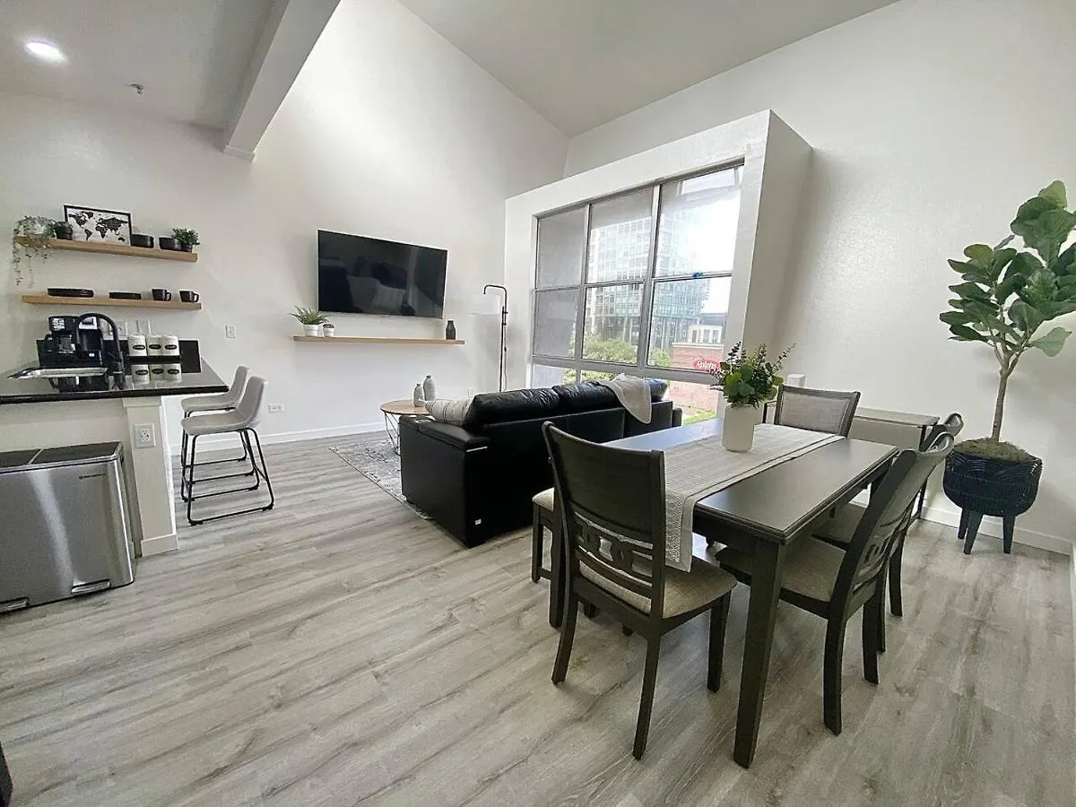 Luxurious Walking Distance To Bay!