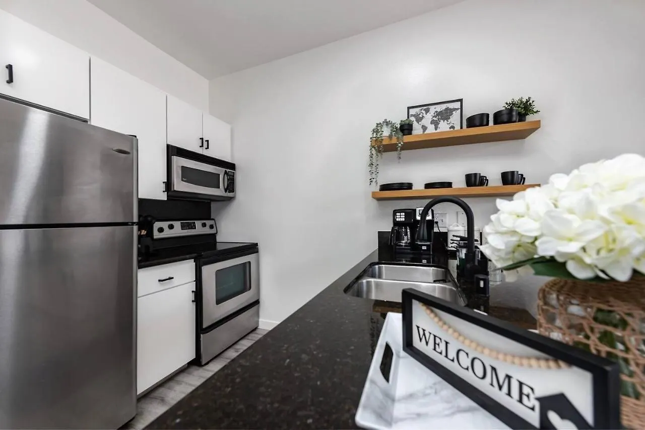 Luxurious Walking Distance To Bay! *