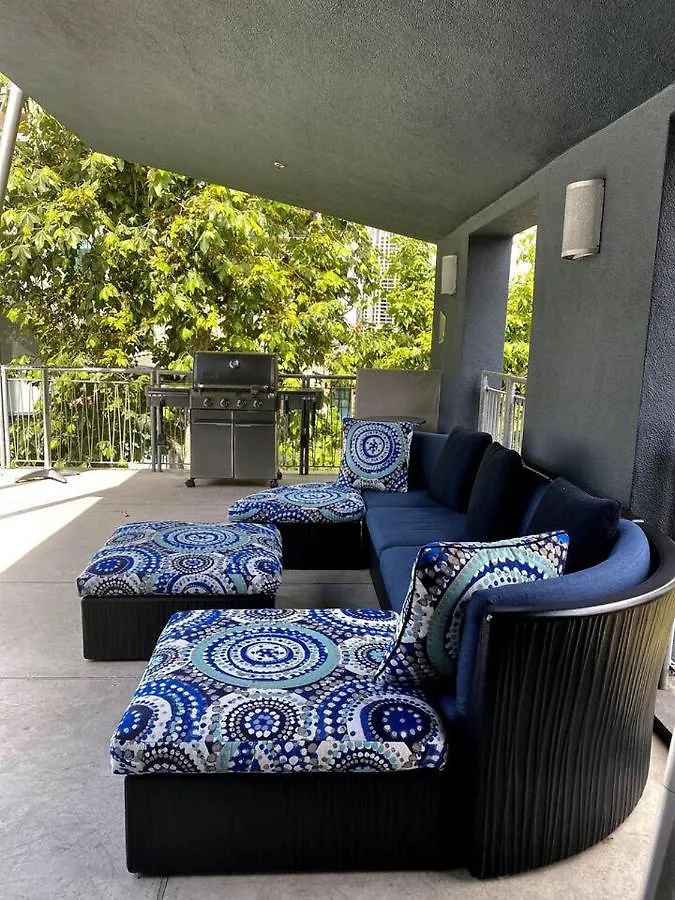 Luxurious Walking Distance To Bay!