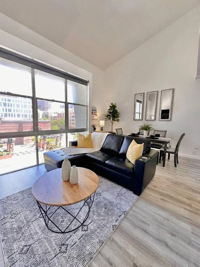 Luxurious Walking Distance To Bay!
