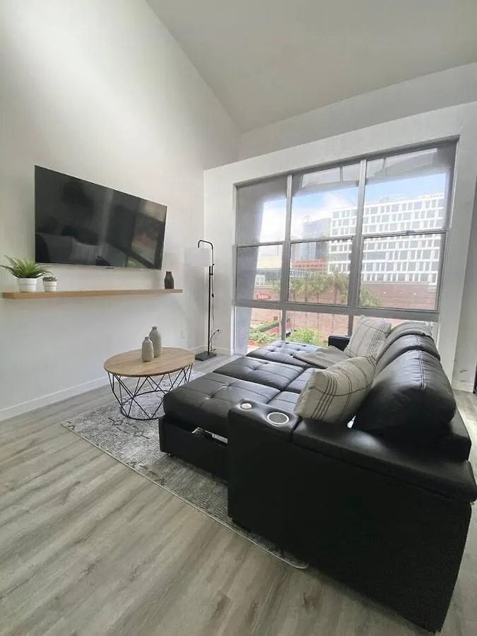 Apartment Luxurious Walking Distance To Bay! *