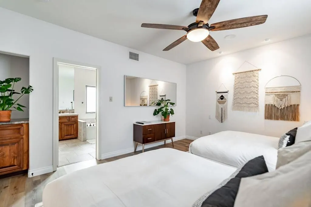 Your In - Two-car Garage Holiday home *