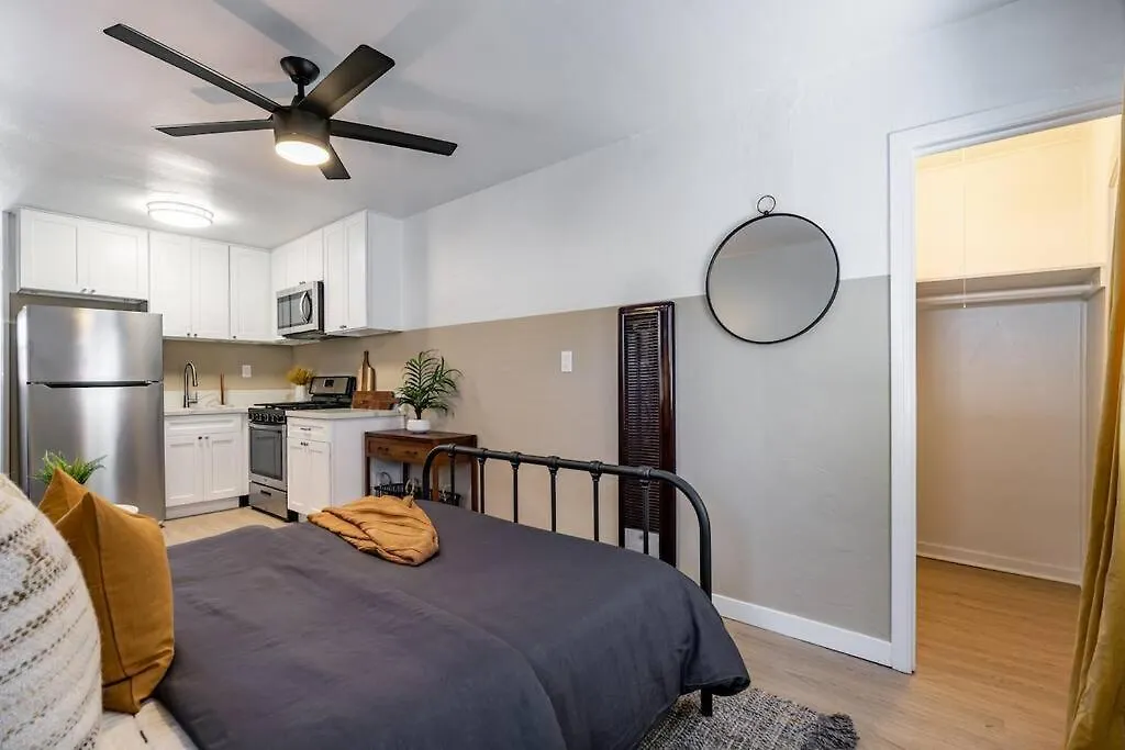 Live Like A Local - With Huge Backyard Apartment
