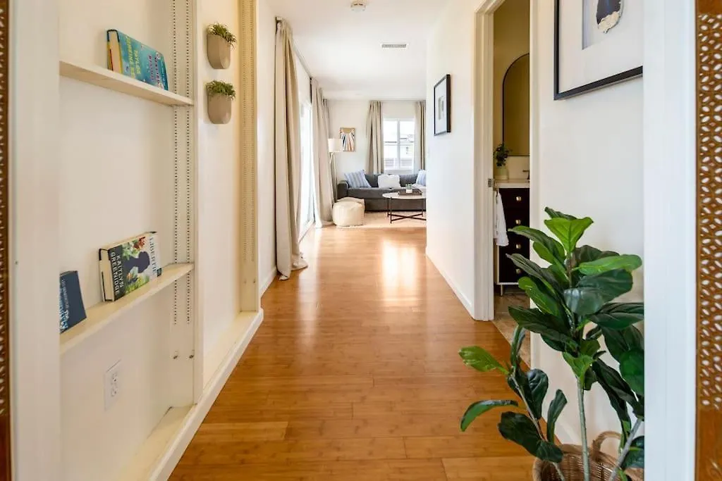 Stylish With Ocean & Views Apartment