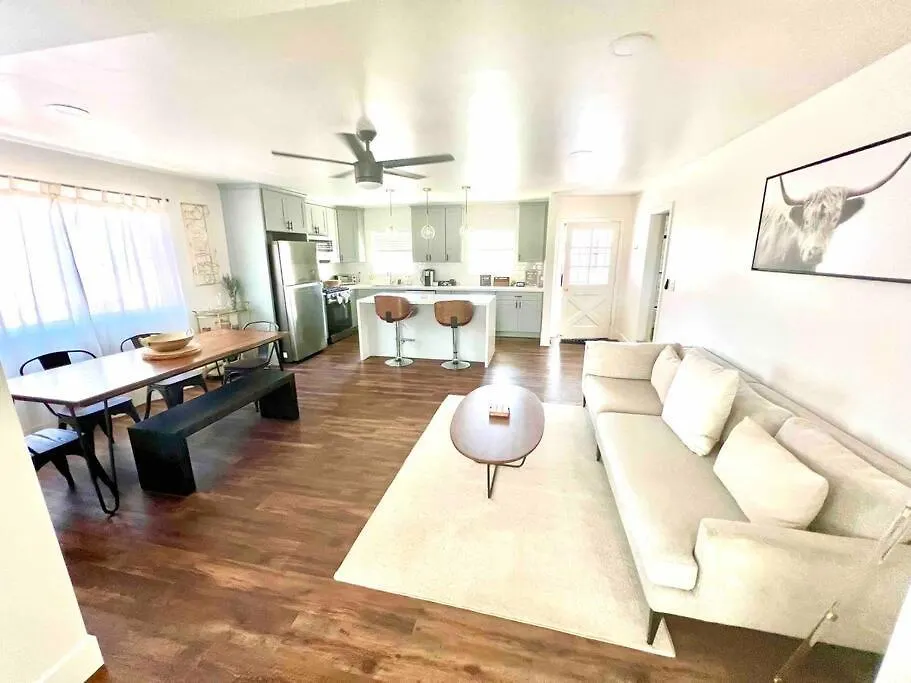 Modern With View And Large Private Backyard Holiday home