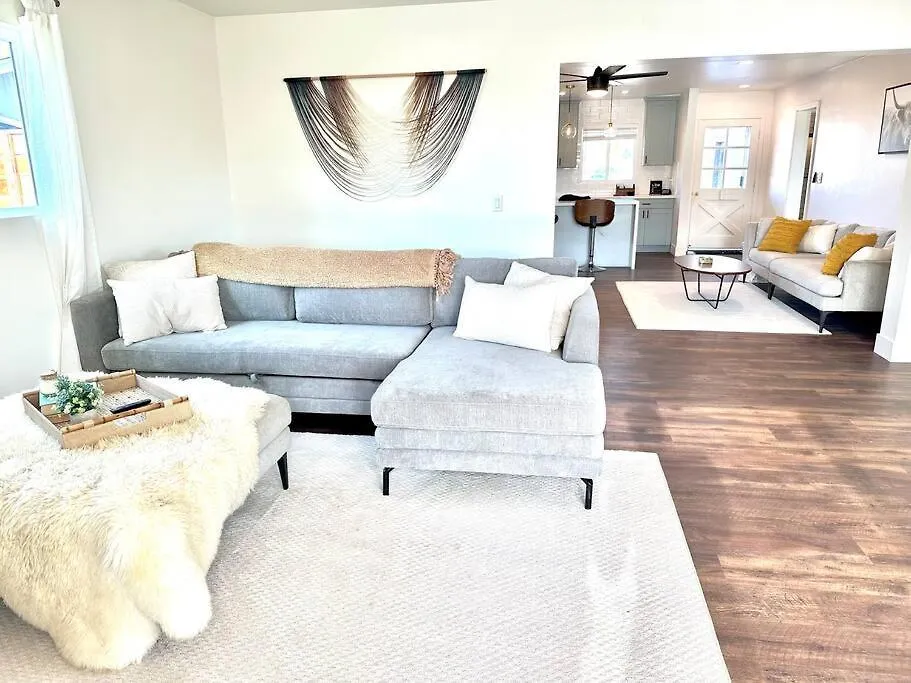 Modern With View And Large Private Backyard *
