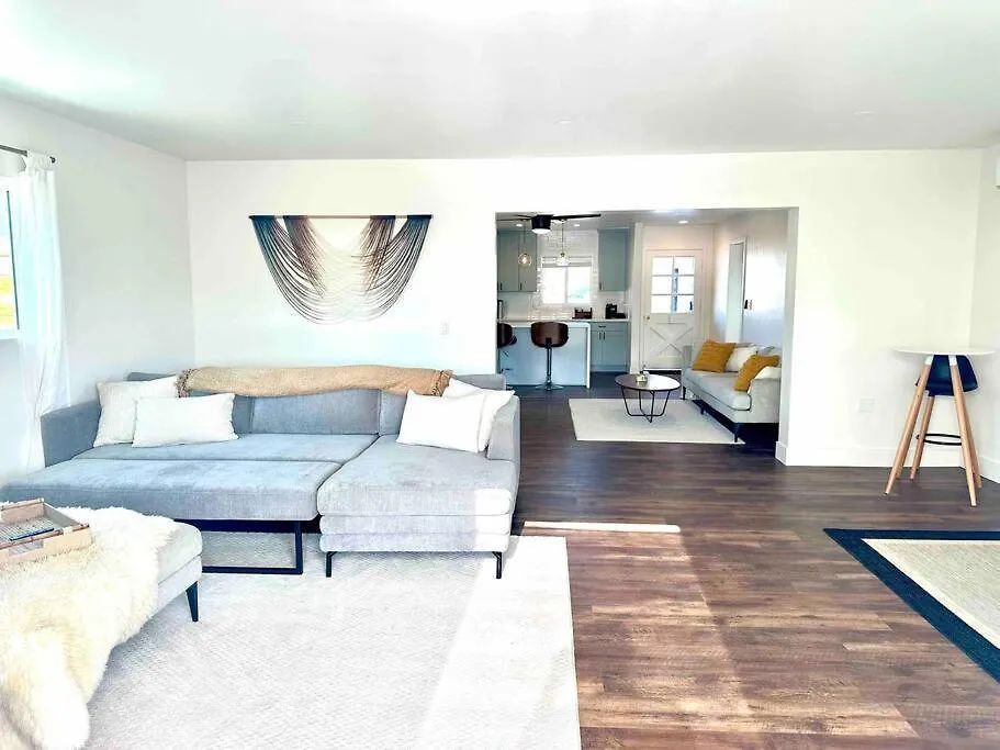 Modern With View And Large Private Backyard *