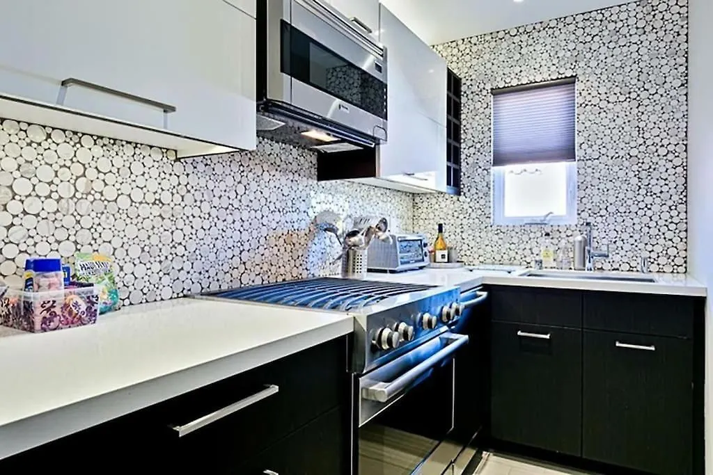 Crown Jewel In Mission At Ocean Front Walk