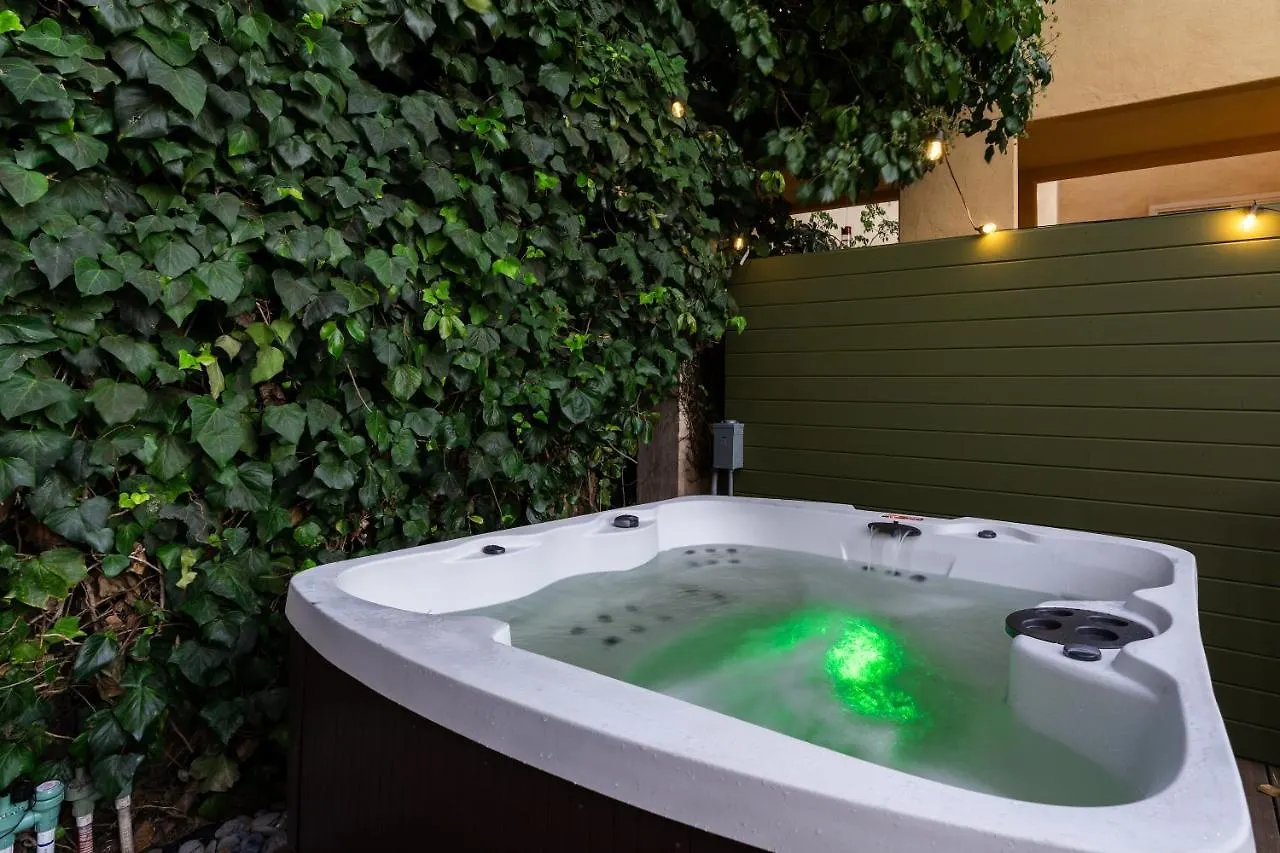 Holiday home Rooftop City/water Views*jacuzzi*king Beds*central