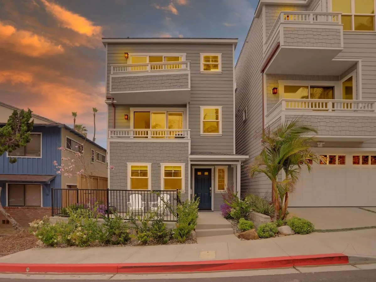Coastal Retreat Near The W Panoramic Ocean Views, Rooftop Deck, & Firepit Holiday home