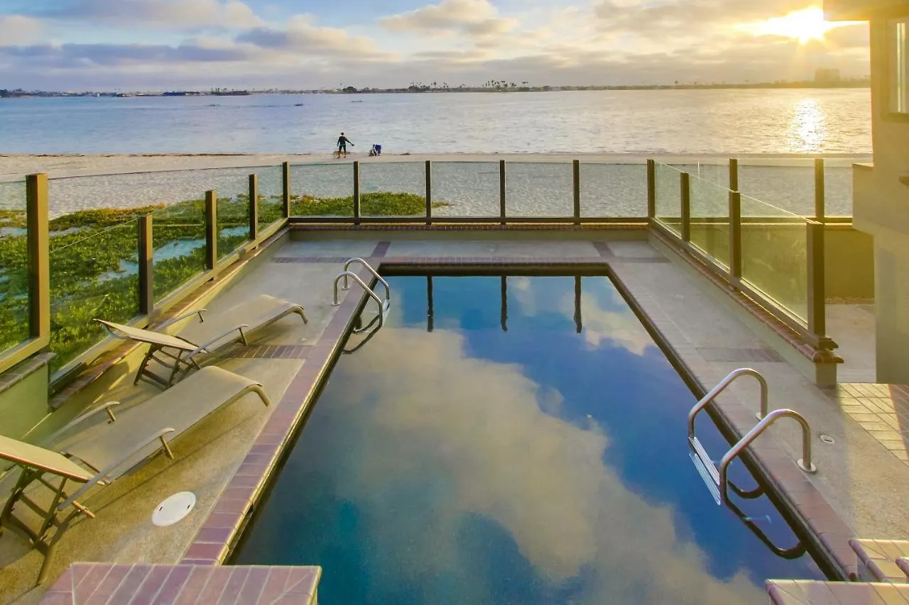 Mission Bay Dreams - W Bay Access, Parking, Pool & Holiday home *