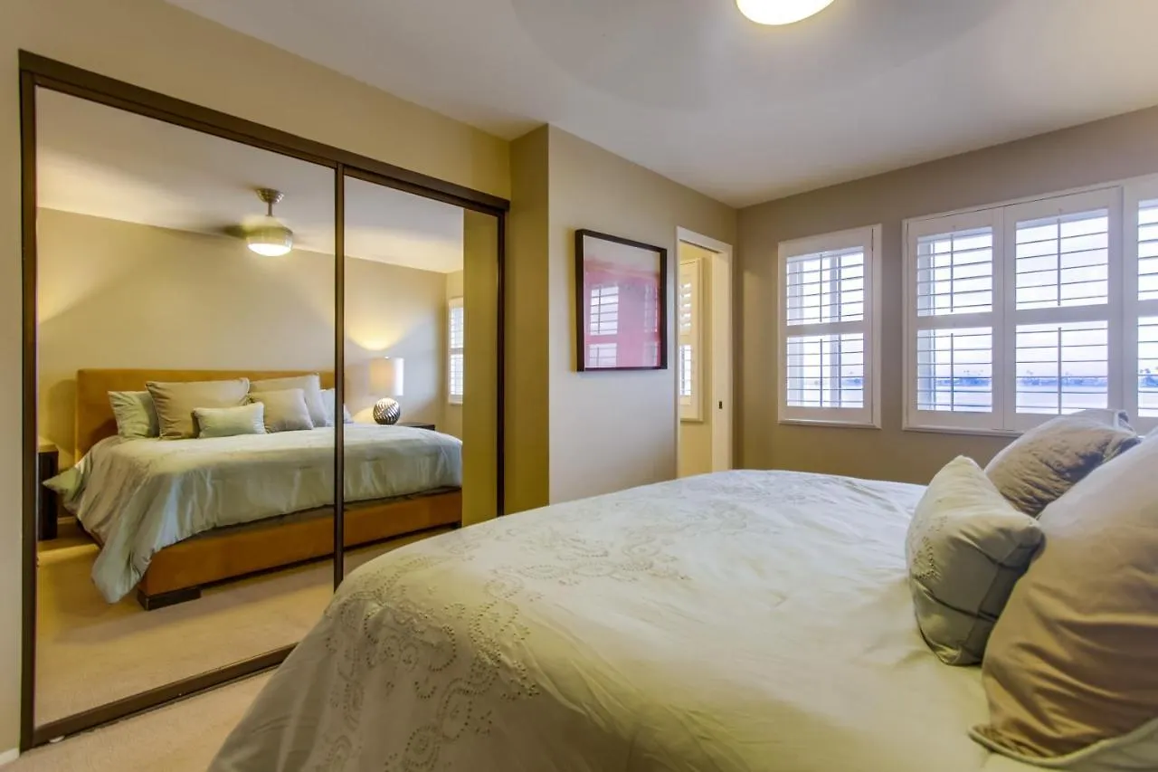 Mission Bay Dreams - W Bay Access, Parking, Pool & Holiday home *
