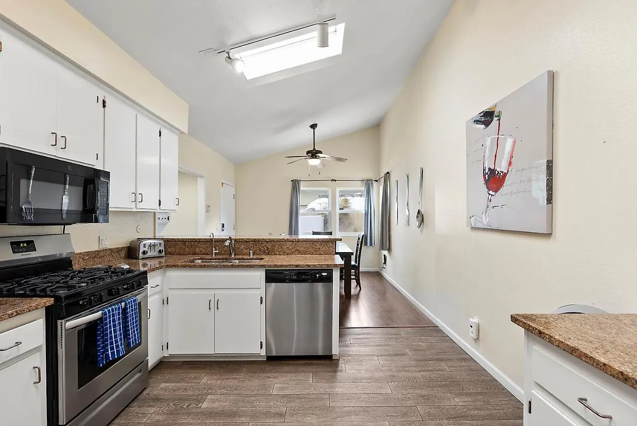 Pacific Paradise - Large Patio, Hot Tub, Short Walk To Beach, & Parking