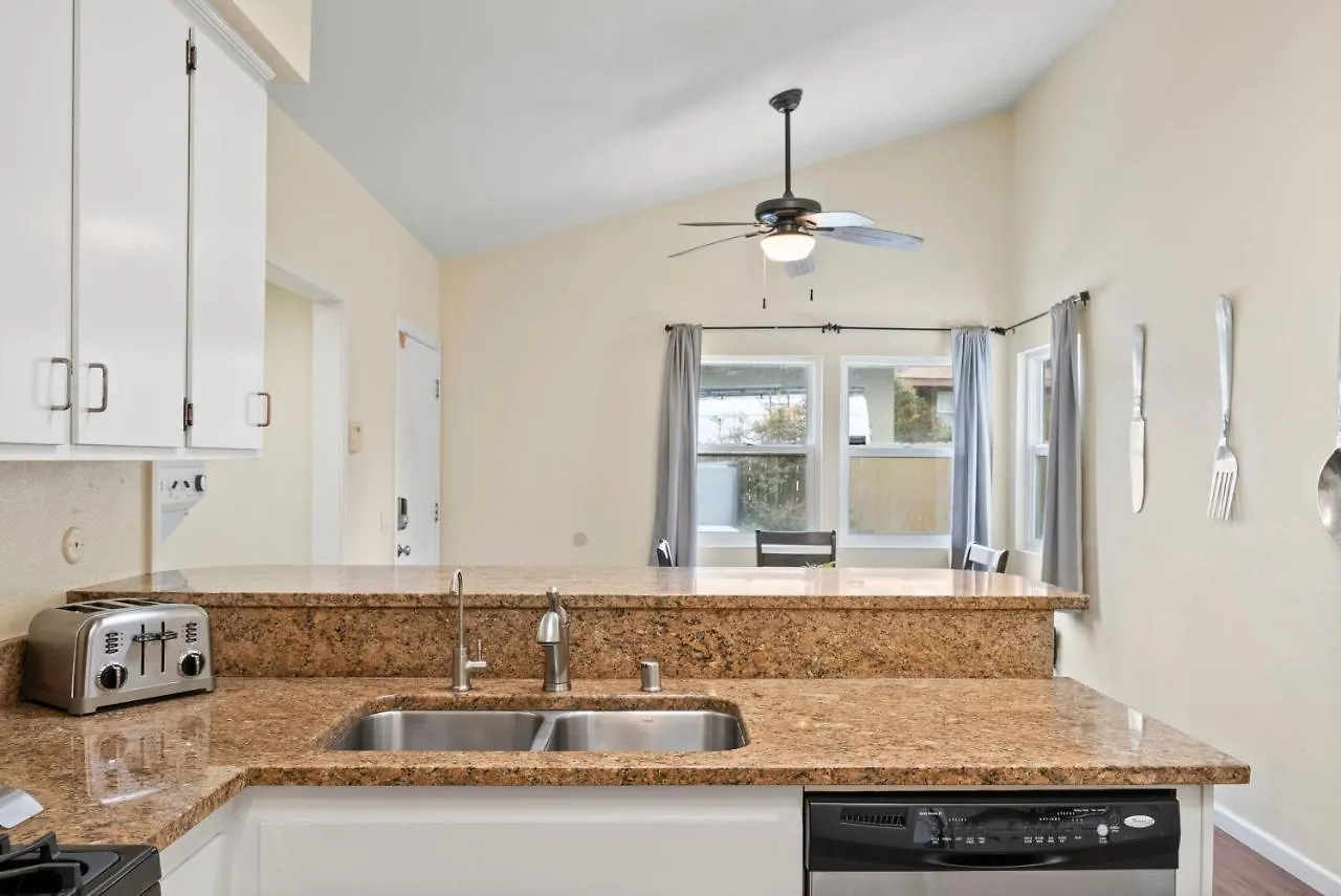 Pacific Paradise - Large Patio, Hot Tub, Short Walk To Beach, & Parking Holiday home *
