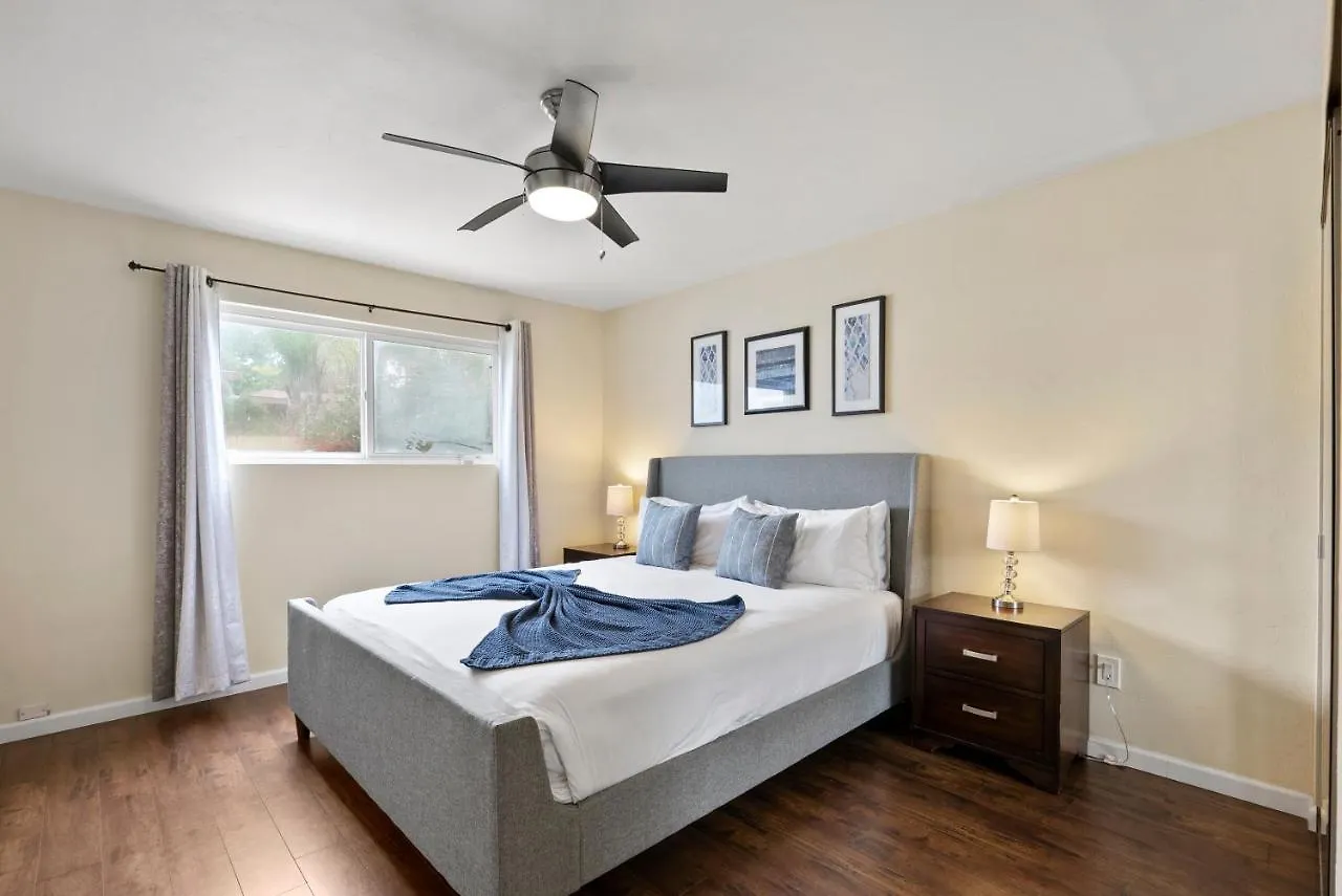 Holiday home Pacific Paradise - Large Patio, Hot Tub, Short Walk To Beach, & Parking *