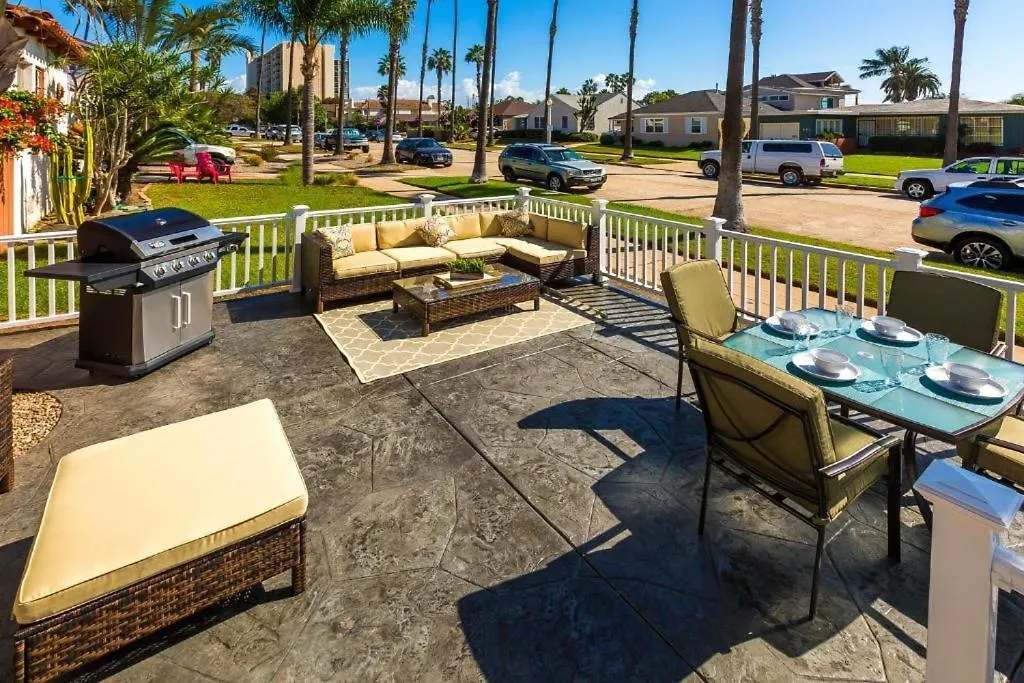 Pacific Oasis - Large Patio, Parking & Walk To Holiday home *