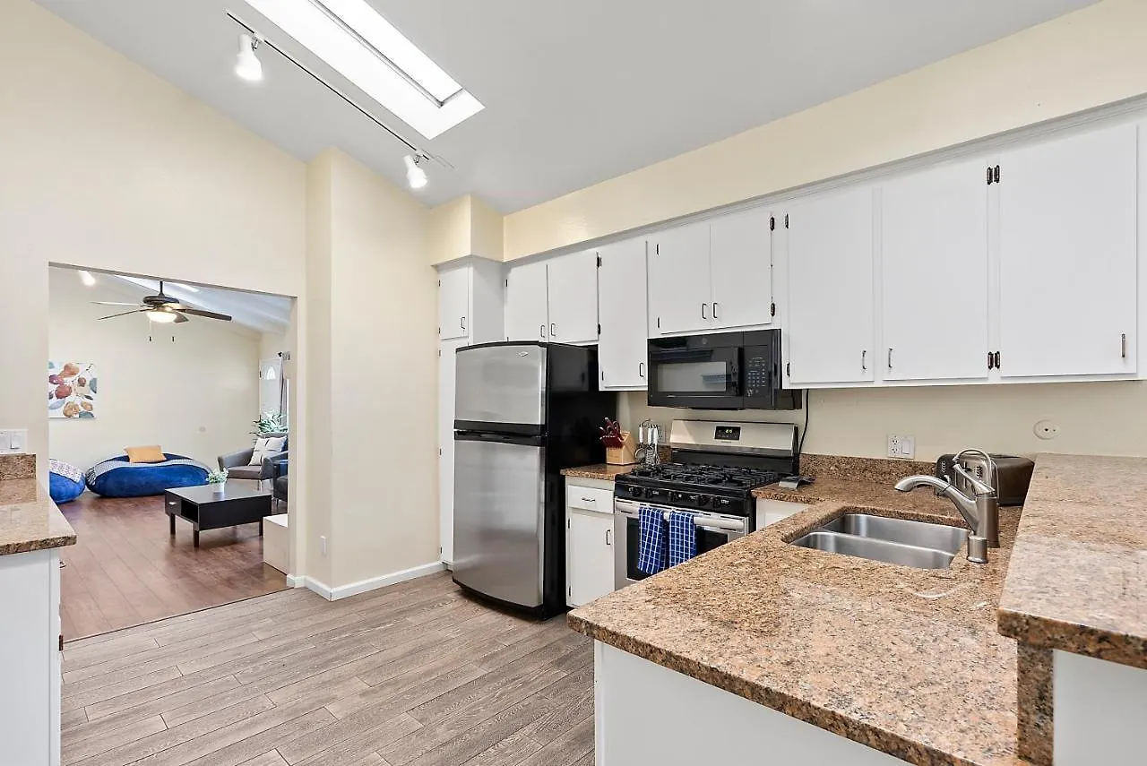 Pacific Paradise - Large Patio, Hot Tub, Short Walk To Beach, & Parking Holiday home